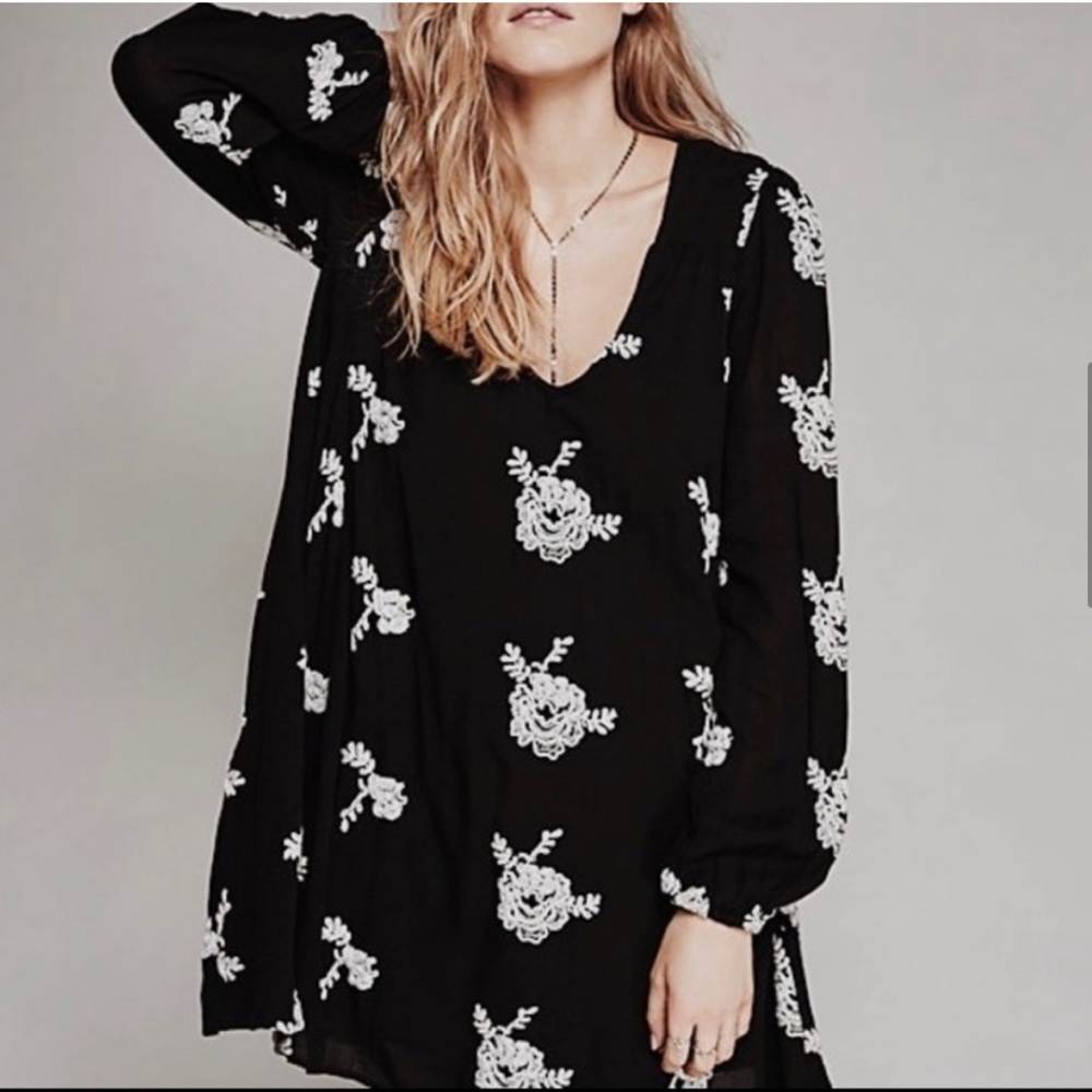 Free People - Black & White Floral Embroidered Long Sleeve Shift Dress Size: S